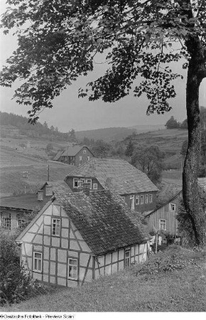 Bewohntes Tal und Berghänge