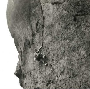 Sächsische Schweiz. Pfaffenstein, Nordturm. Bernd Arnold in der Rißspur der "Unvollendeten Sinfonie", Erstbegehung am 2. April 1980