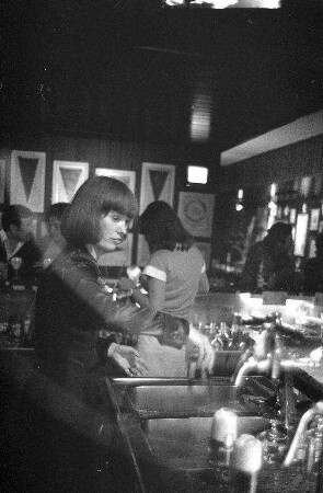 Recherche-Tätigkeit der BNN-Redakteurin Alexandra Glanz als Barfrau im Restaurant "Astoria" in der Mathystraße 22