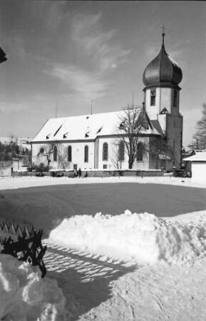 Hinterzarten: Kirche; seitlich; im Schnee