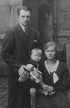 Junge Familie : Junge Familie vor einem Haus