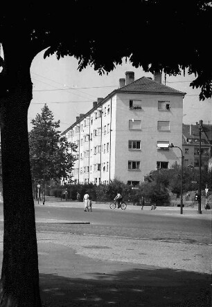 Freiburg: Wohnblock Hohenzollernstraße; vom Friedrich-Ebert-Platz