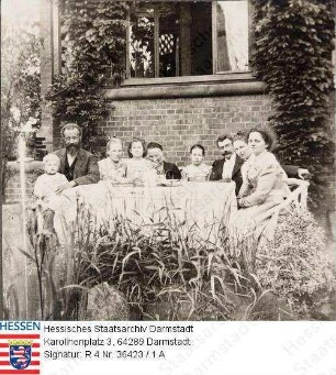 Has, Reinhard (1850-1940) / Porträt mit Familie im Garten seines Hauses in Darmstadt in der Orangerie-Allee 8 an Tisch sitzend, Gruppenaufnahme v. l. n. r.: / Enkel Erwin Preuschen (1900-1918); Reinhardt Has; Ehefrau Karoline (Lina) Has geb. Schulz (1859-1944); Schwiegermutter Julie Schulz; Tochter Friederike (Friedel) Richter geb. Has (1889-1982); Schwiegersohn Prof. Dr. D. Erwin Preuschen (1867-1920); Tochter Julie Preuschen geb. Has (1880-1945); Karoline Ruppert gen. 'Drossel'