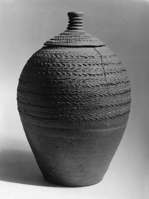 Bauchige Tonvase mit Deckel