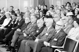 17. Tagung 1967 Chemiker; Eröffnungsfeier: ab 2. v. l.: Frau Steurer, Oberbürgermeister Steurer, ?, Otto Hahn, G. Stoltenberg, Harold C. Urey, Lord Alexander Todd of Trumpington, Robert S. Mulliken; dahinter Werner Forßmann, Adolf Butenandt, Frau Butenandt