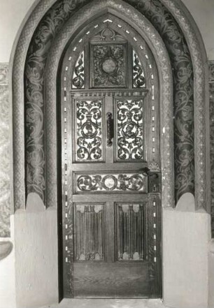 Tür mit ostfriesischer Renaissancefüllung. Eiche, geschnitzt, Schmiedeeisen. Um 1870/1880. Meißen: Albrechtsburg T 59/1311, 2. Geschoß, Kleiner Gerichtssaal