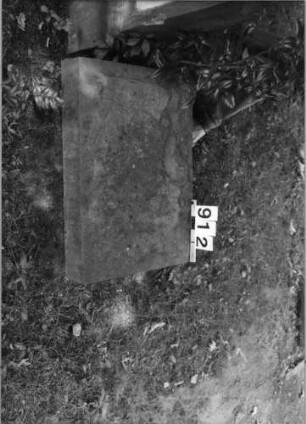 Grabstein 912 (Index: 99630404) Material: Sandstein Zustand: ohne Inschrift Maße HxBxT: 12x70x50 cm Beschreibung: rechteckiger Block: Grabstein 912