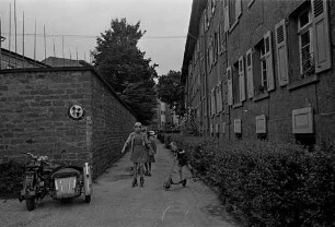 Mauerrest längs der Lehmann- und Englerstraße vor dem wiederaufgebauten Aulagebäude der Technischen Hochschule.