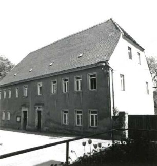 Oederan, Pfarrgasse 1. Pfarrhaus (1811). Trauf- und Giebelseite