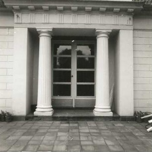 Cottbus. Landhaus (Standesamt), Lieberoser Straße 7, um 1820. Portal (Gartenseite)