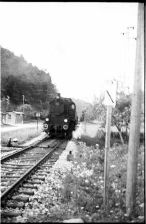Spritzzug Lok 141, Strecke Veringenstadt - Hermentingen, links Wellblechbude des Bahnhofs Hermentingen, 1908 - 1968 in Benutzung