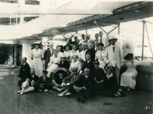 Gruppenbild an Deck des Hochseepassagierdampfers "Cleveland"