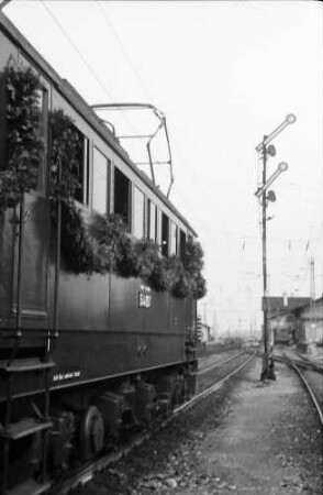 Riegel: E-Lok mit Signal