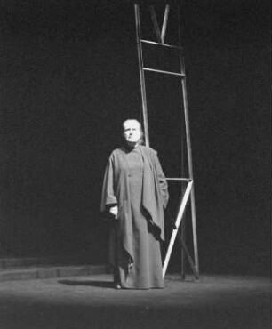 Szenenbilder aus "Die Frauen von Trachis" von E. Pound frei nach Sophokles, Übersetzung E. Hesse, Regie H. Lietzau, Schiller-Theater Berlin, 1959