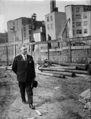 Erich Mende an der Berliner Mauer in Kreuzberg
