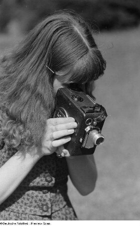 Renate Rössing mit einer Kamera
