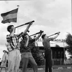 Deutschlandflug mit Landung der Motorflugzeuge der Wettbewerbsgruppe II auf dem Flugplatz Forchheim.