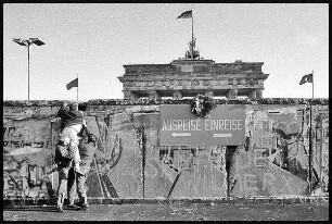 Berliner Mauer mit Schild "Ausreise. Einreise"