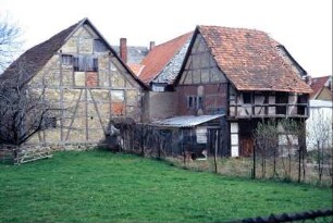 Rückansicht von zwei Fachwerkscheunen, davon eine mit Laubengang