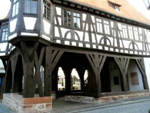 Stadtbild-Rathaus-Ansicht von Süden-offene Erdgeschoßhalle mit Holzstützen sowie Obergeschoß mit Fachwerkstruktur (verzapft) und Südwest-Eckerker in Übersicht