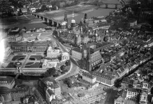 Dresden: Nordwestlicher Teil der Altstadt mit Zwinger, Sophienkirche und Schloss von Südwesten. Luftbild-Schrägaufnahme