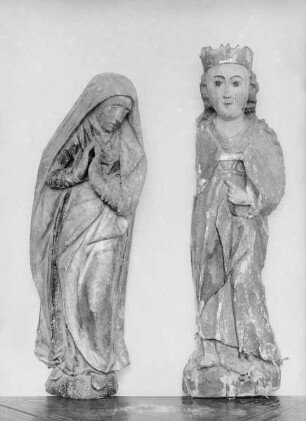 Stehende weibliche Figur mit Krone