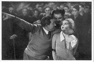 Szene mit Brigitte Helm als Maria und Heinrich George als Wärter der Herzmaschine Groth im Stummfilm "Metropolis" von Fritz Lang. Ufa, 1925/1926