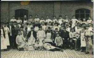 Gruppenbild von Metzgern oder Schlachthof-Arbeitern