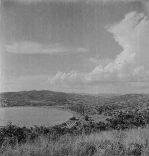 Tanganjikasee bei Kigoma : Blick auf eine Bucht des Tanganjikasees bei Kigoma, im Hintergrund Berge