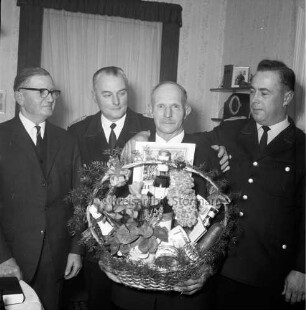 Freiwillige Feuerwehr Klein Wesenberg/Klein Schenkenberg: 75-jähriger Geburtstag des Feuerwehrmanns Fritz Benthien: Überreichung des Präsentkorbes, mit Bürgermeister Emil Möller, Amtswehrführer Erwin Denker, Ortswehrführer Herbert David