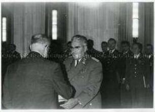Friedrich Dickel bei einer Auszeichnungs-Veranstaltung