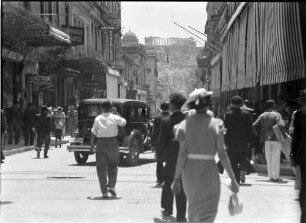 Athen: Odos Aiolou mit Blick auf Akropolis, Auto drauf