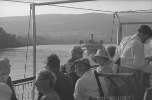 Persenbeug: Fahrgäste an Deck, Hintergrund Schiffe