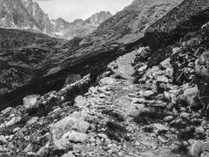 Im Gebirge : Blick in ein durch einen Gletscher geformtes Gebirgstal. Im Hintergrund hohe Berge