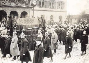 Auf dem Weg zum Friedhof
