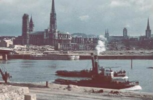 Ansicht der zerstörten Stadt Rouen mit der Kathedrale Notre-Dame (links) (Aufnahme im Rahmen der Fotokampagne im besetzten Frankreich)