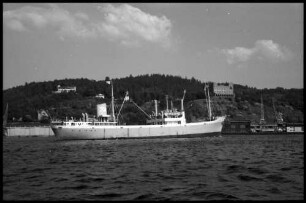 Oslo: Frachtschiff vor Küste, Hintergrund Seemannsheim