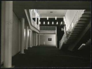 Stadttheater, Krefeld: Treppenaufgang zum Foyer Ranggeschoss