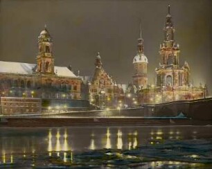 Dresden-Altstadt am Abend im Winter. Blick über die Elbe zu Ständehaus, Brühlscher Terrasse, Schloßplatz mit Georgentor, Hausmannsturm des Residenzschlosses, Katholischer Hofkirche und Augustusbrücke