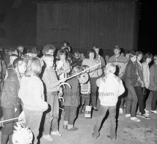Laternenumzug: Freiwillige Feuerwehr Mönkhagen: vorn Kinder mit Laternen: dahinter Jugendliche und Erwachsene: Nacht