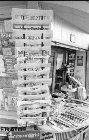 Basel: Zeitungskiosk mit schweizerischen und deutschen Zeitungen