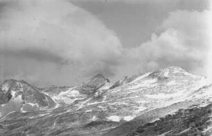 Gebirge : Blick über die Gipfel eines Gebirgsmassivs.