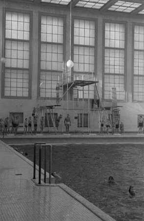 Schwimmhalle des Stadtbads Mitte in der Gartenstraße 5 : Blick auf den Sprungturm