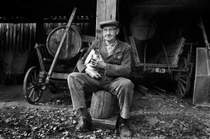 Bauer Jesse mit seinem besten Huhn