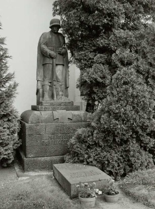 Denkmal für die Gefallenen des 1. Weltkrieges : Denkmal für die Gefallenen des 1. Weltkrieges. Granit? (um 1920). Fischbach (Kreis Dresden)