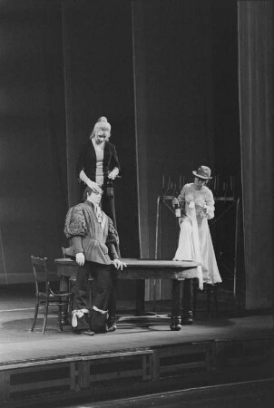 Szenenbilder aus "Weiberkomödie", Schauspiel von Heiner Müller. Volksbühne Berlin, 29.05.1971 (Premiere 25. Juni 1971)