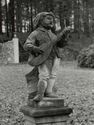 Schule Balthasar Permoser: Putto mit Mandola. Sandstein; H. ca. 80 cm. Nach 1720. Oberlichtenau, Schlosspark