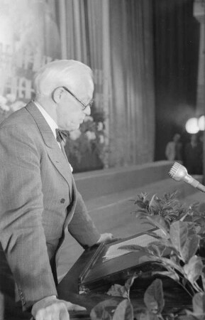 Veranstaltung zum Weltfriedenstag im Admiralspalast : Porträt von Walter Friedrich, Rektor der Humboldt-Universität Berlin, während einer Rede