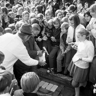 Dietrich Buxtehude-Schule: Grabauer Straße: Grundsteinlegung: Bürgerworthalter Georg Koch schlägt auf den Grundstein