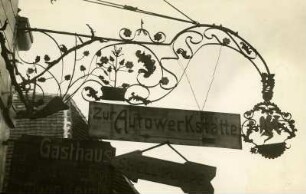 Wirtshausschild "Zum goldenen Engel". Schmiedeeisen, s. a. 6948, 7050. Vergl. FIg2 15